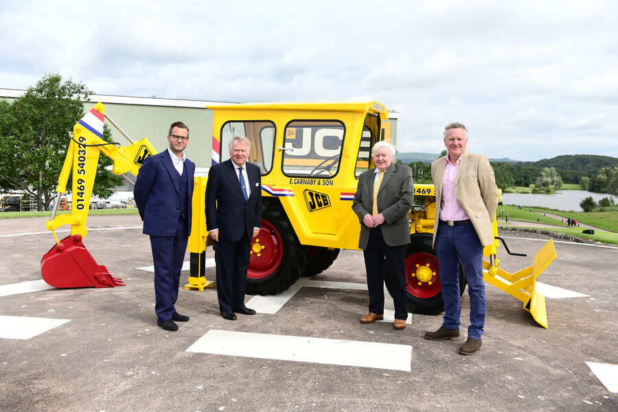 高光時刻！JCB復(fù)原61年前的兩頭忙贈送給客戶！